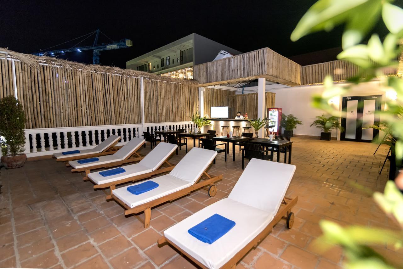 Hotel De L'Homme Phnom Penh Exterior photo